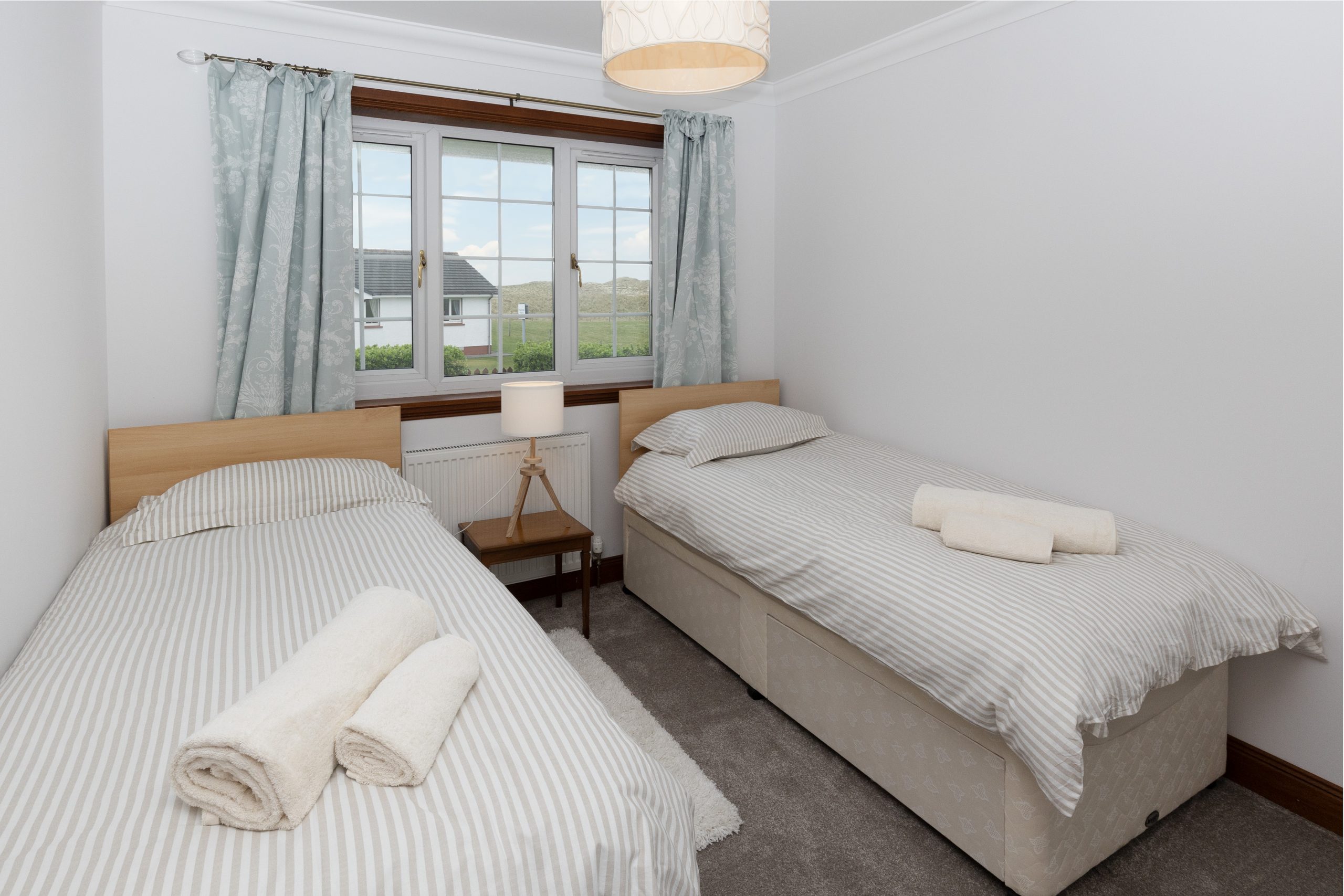 Twin bedroom at Cairinis