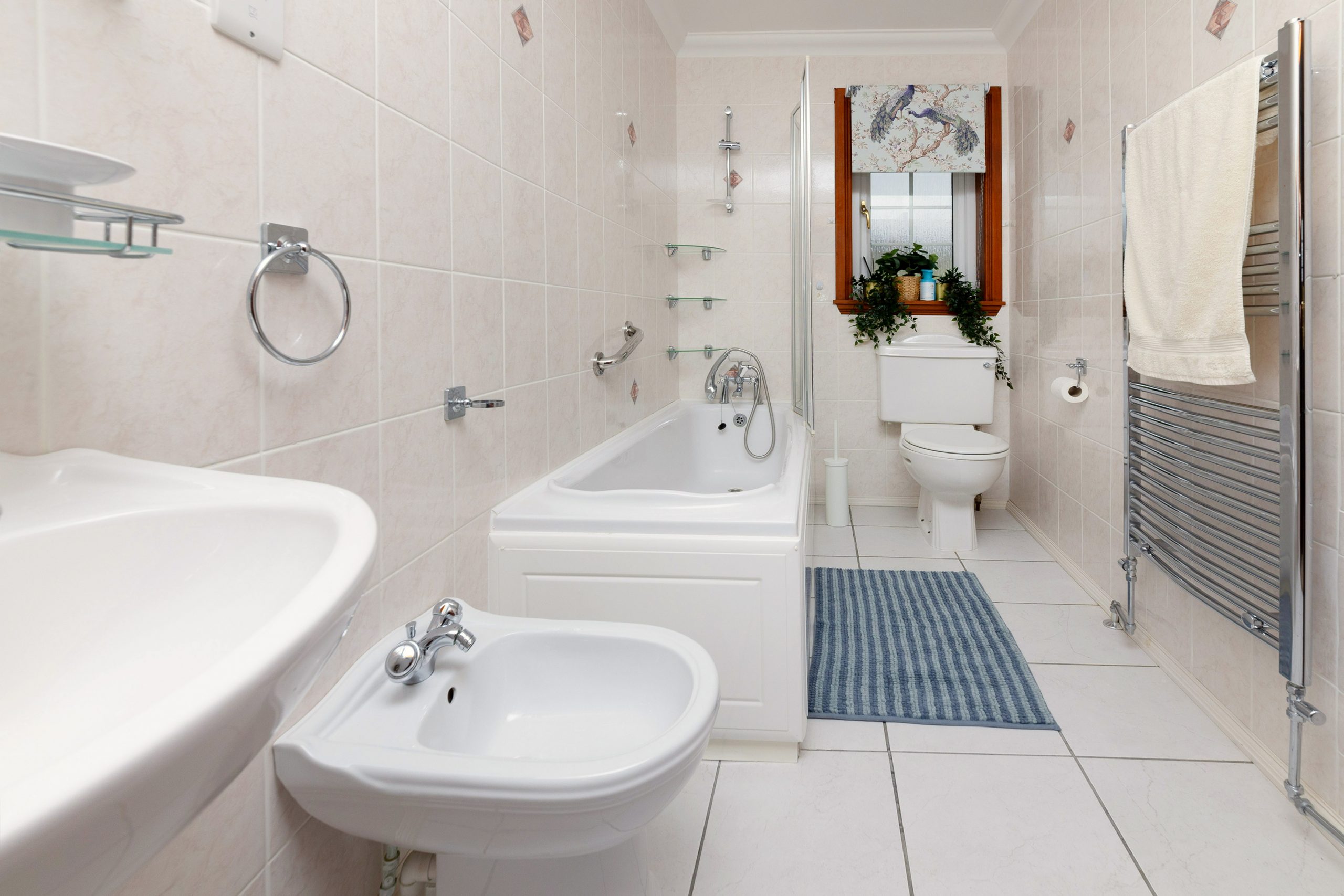 Family bathroom at Cairinis